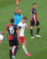  莱比锡红牛绝平对手，戏剧性保留争四希望  