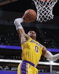  詹姆斯三双助湖人险胜马刺  